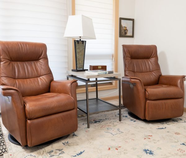 Warm leather recliners and soft layered textiles create a comfortable living room moment without sacrificing polish.